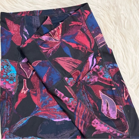 All in Motion Colorful Patterned Biker Shorts with Pockets - Picture 3 of 5